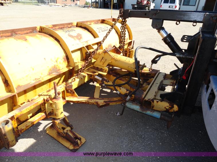 image for item A2421 1992 International 4900 tandem axle dump truck with plow and spreader