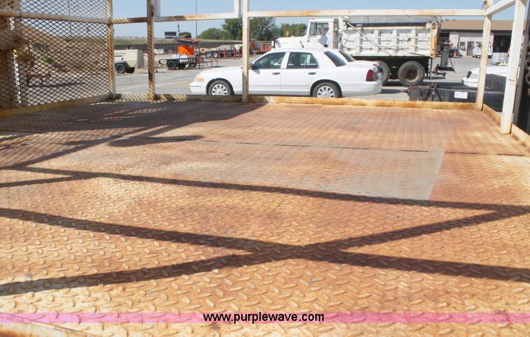 image for item A2445 1991 GMC 7000 lift truck