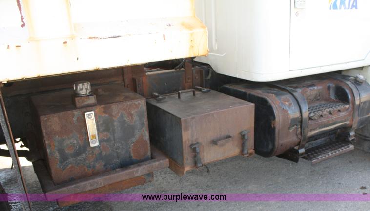 image for item A2500 1999 International 4900 dump truck