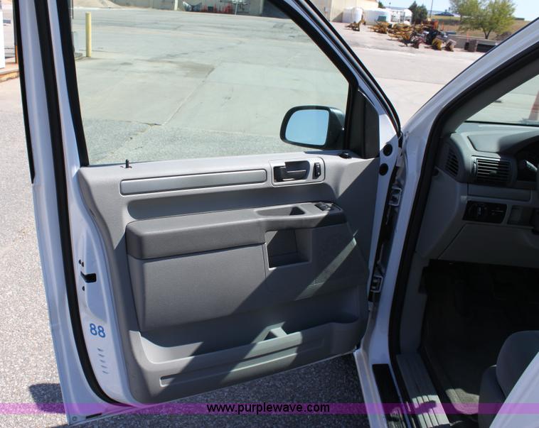 image for item A2878 2006 Ford Freestar SE mini van