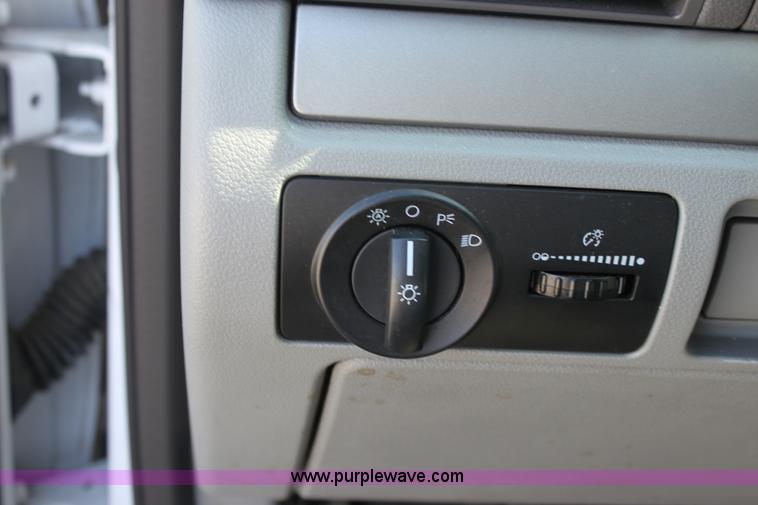 image for item A2878 2006 Ford Freestar SE mini van