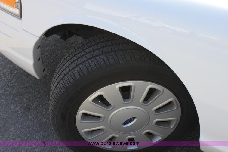 image for item A2880 2007 Ford Crown Victoria Police Interceptor