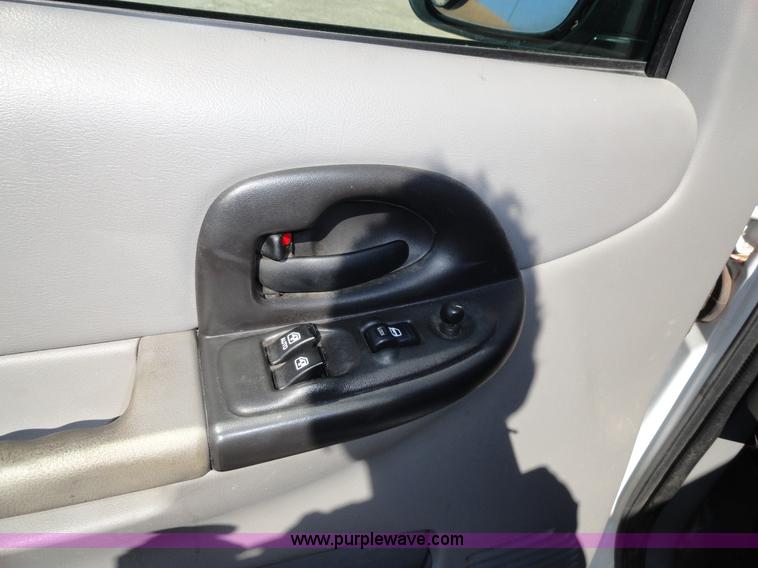 image for item A3182 2004 Chevrolet Venture LS mini van