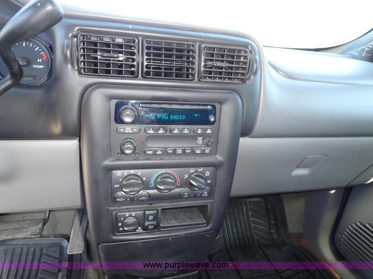 image for item A3182 2004 Chevrolet Venture LS mini van