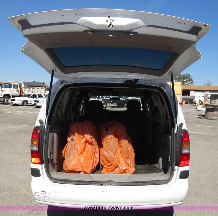 image for item A3182 2004 Chevrolet Venture LS mini van