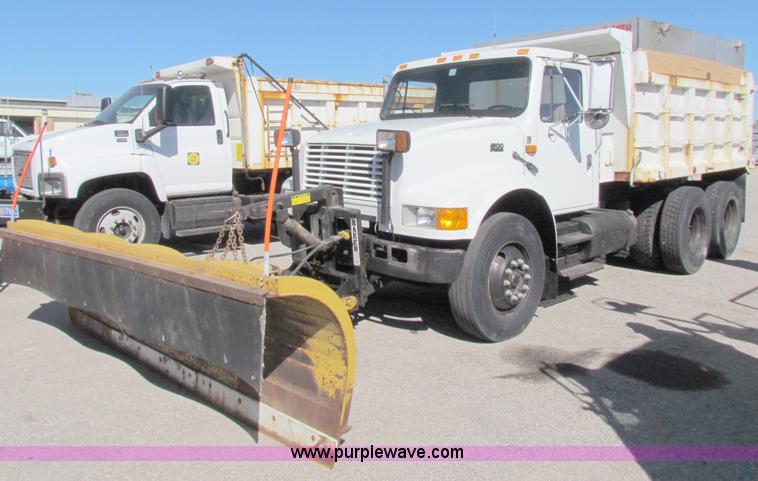 image for item A3525 1995 International 4900 dump truck with plow and spreader