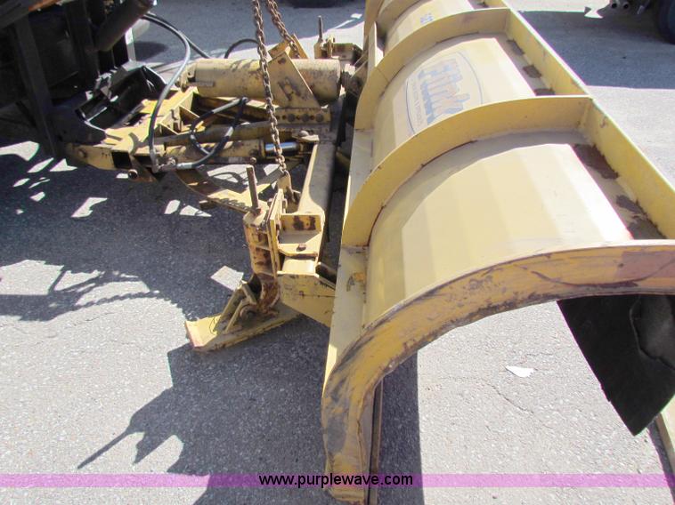 image for item A3525 1995 International 4900 dump truck with plow and spreader