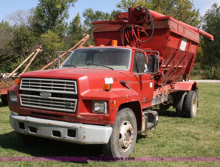 image for item A2450 1990 Ford F700 bulk hay truck