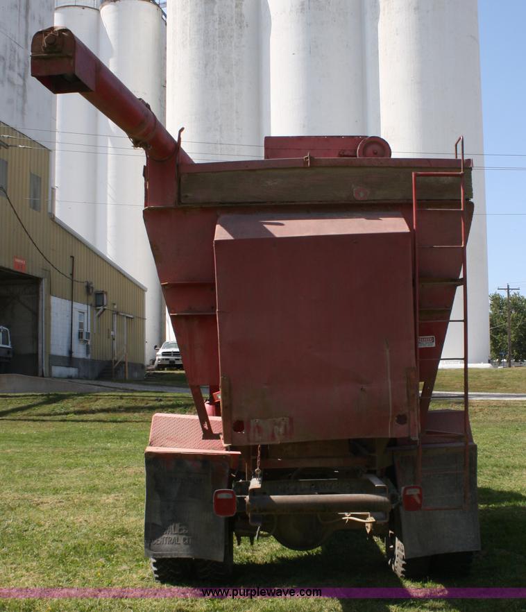 image for item A2450 1990 Ford F700 bulk hay truck