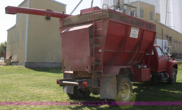 image for item A2450 1990 Ford F700 bulk hay truck