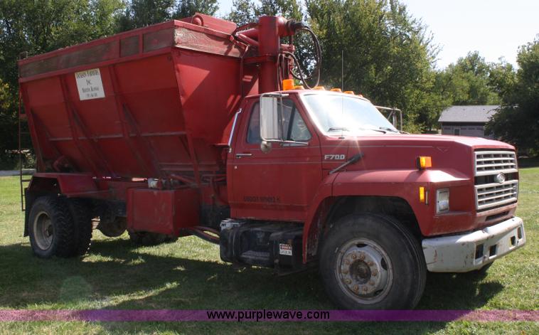 image for item A2450 1990 Ford F700 bulk hay truck