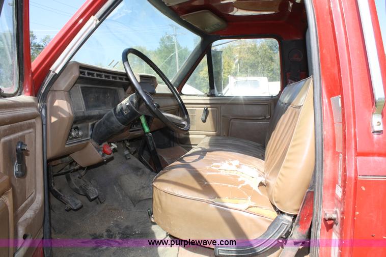 image for item A2450 1990 Ford F700 bulk hay truck