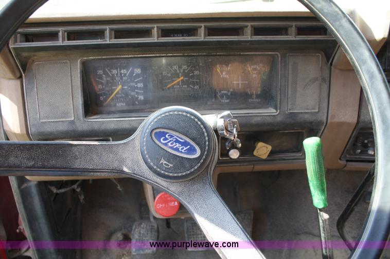 image for item A2450 1990 Ford F700 bulk hay truck