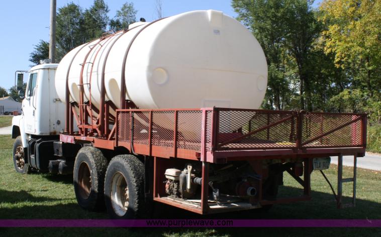 image for item A2456 1980 International F2275 liquid tender truck