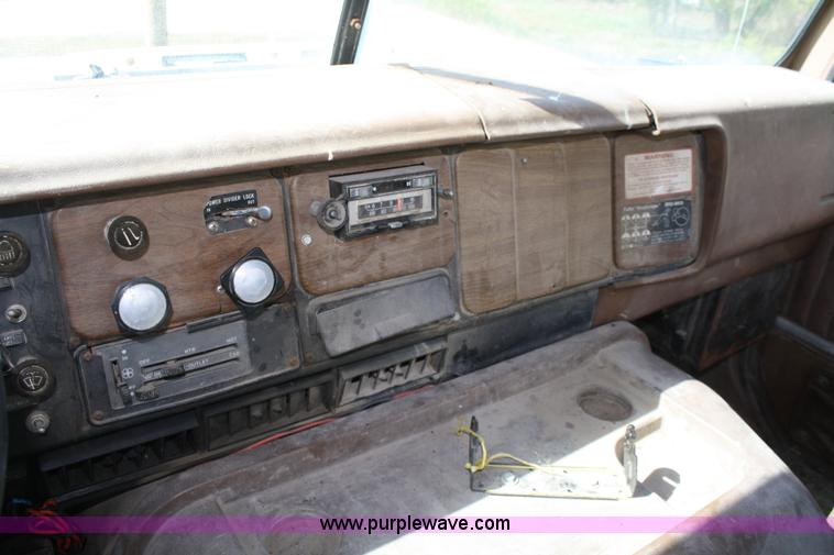 image for item A2456 1980 International F2275 liquid tender truck