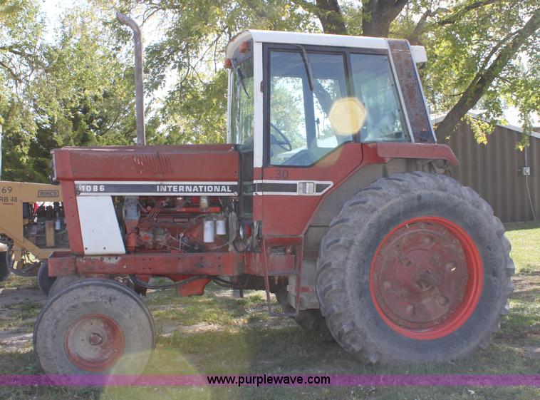image for item A2952 International 1086 tractor