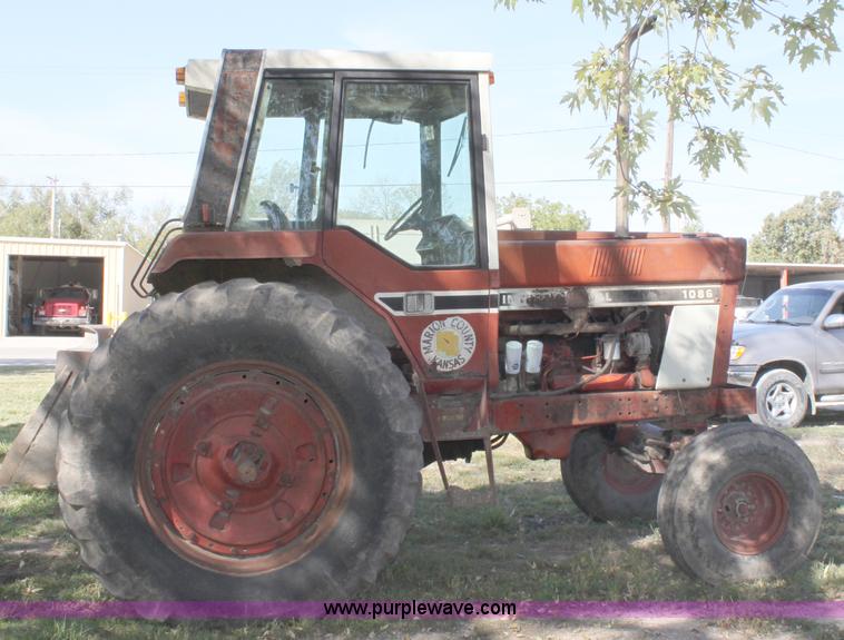 image for item A2952 International 1086 tractor