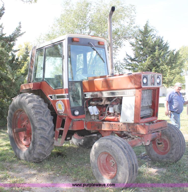 image for item A2952 International 1086 tractor