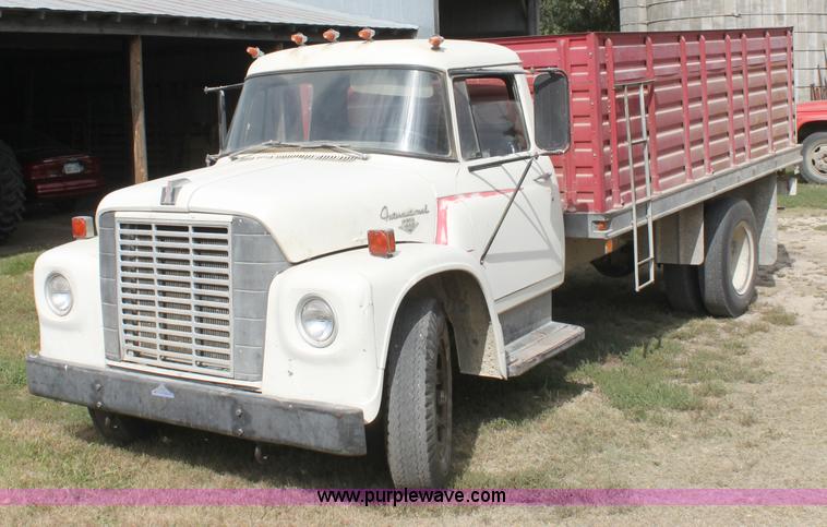 image for item A2974 1970 International Loadstar 1600 grain truck