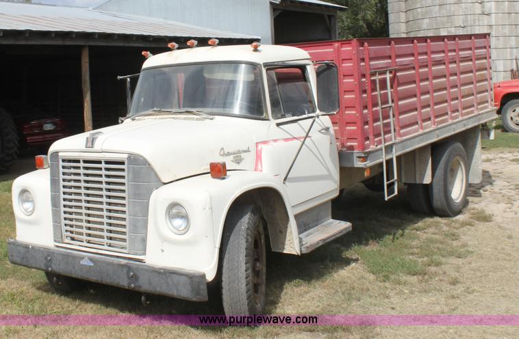 image for item A2974 1970 International Loadstar 1600 grain truck