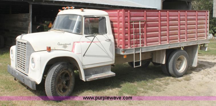 image for item A2974 1970 International Loadstar 1600 grain truck
