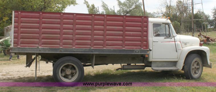 image for item A2974 1970 International Loadstar 1600 grain truck