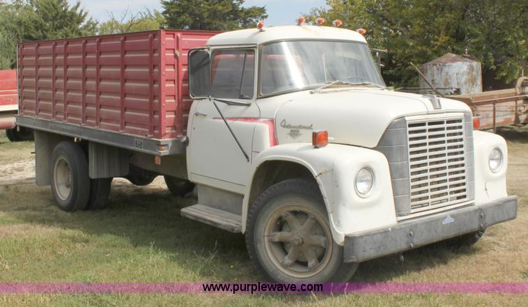 image for item A2974 1970 International Loadstar 1600 grain truck