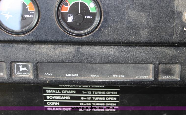 image for item A2987 1979 John Deere 6620 combine