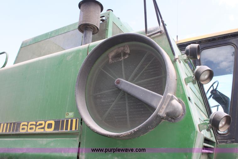 image for item A2987 1979 John Deere 6620 combine