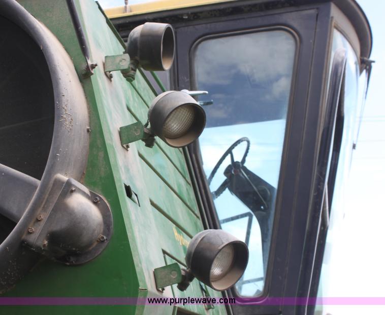 image for item A2987 1979 John Deere 6620 combine