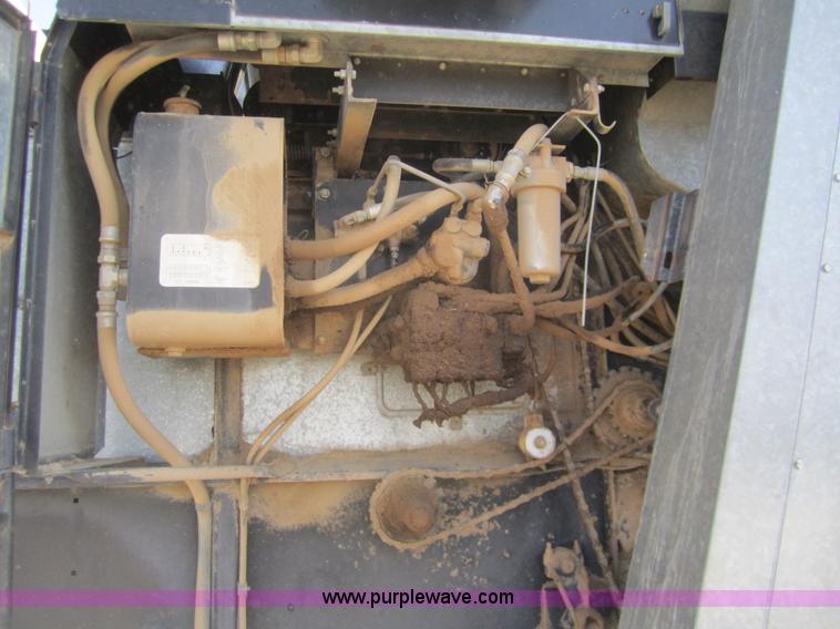 image for item B3017 1983 Gleaner L3 combine with header