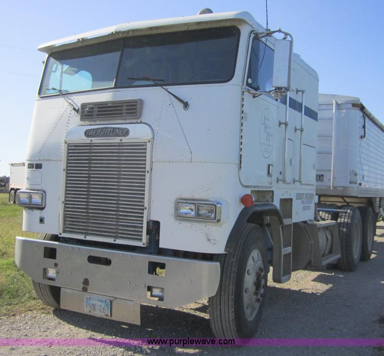 image for item C5031 1989 Freightliner FLA semi truck