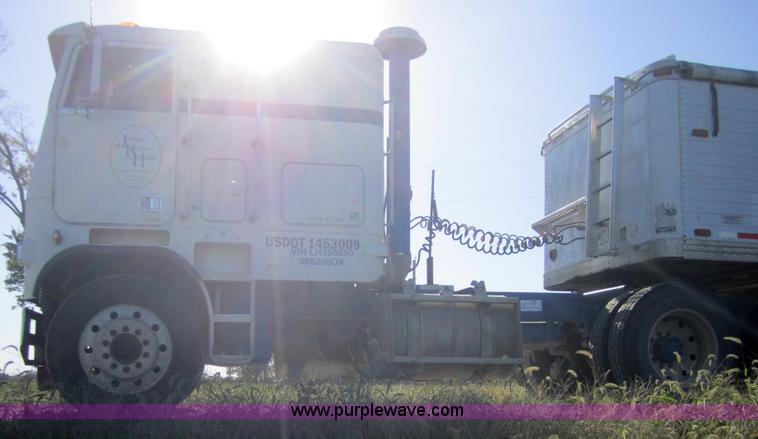 image for item C5031 1989 Freightliner FLA semi truck