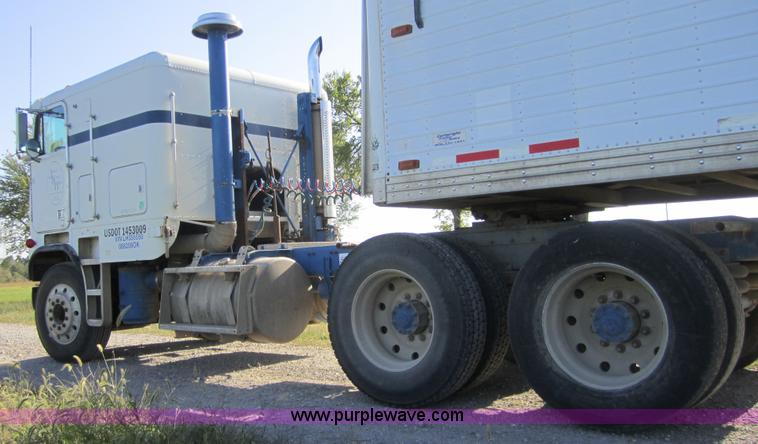 image for item C5031 1989 Freightliner FLA semi truck