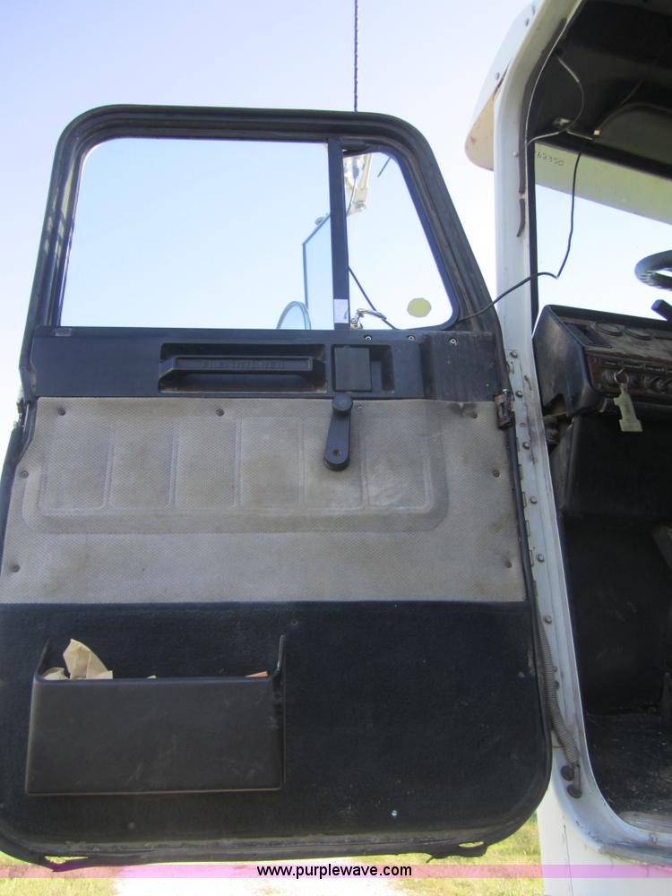 image for item C5031 1989 Freightliner FLA semi truck