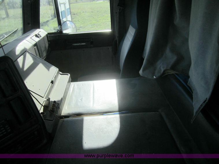 image for item C5031 1989 Freightliner FLA semi truck