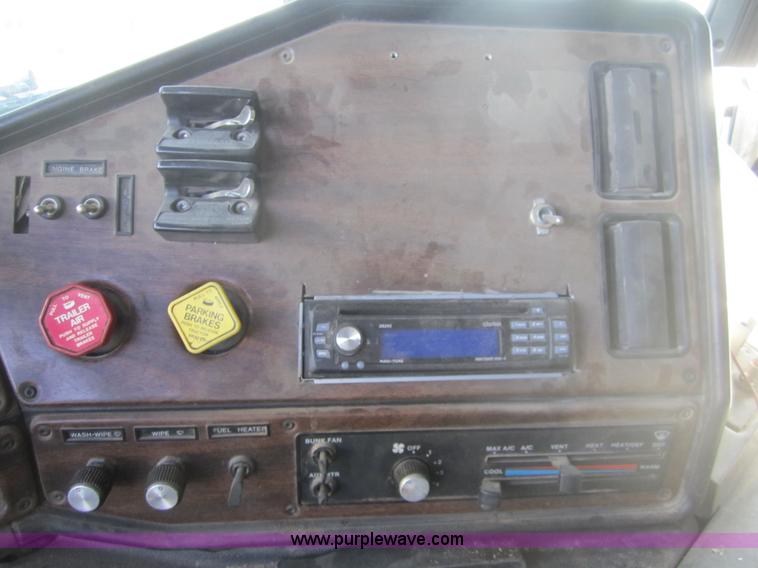 image for item C5031 1989 Freightliner FLA semi truck