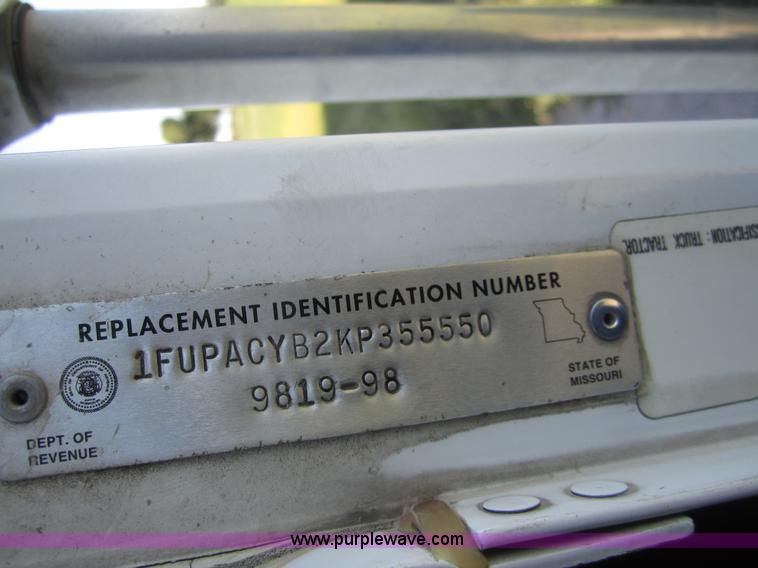 image for item C5031 1989 Freightliner FLA semi truck