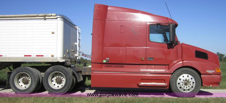 image for item C5032 1999 Volvo VNL 64T semi truck