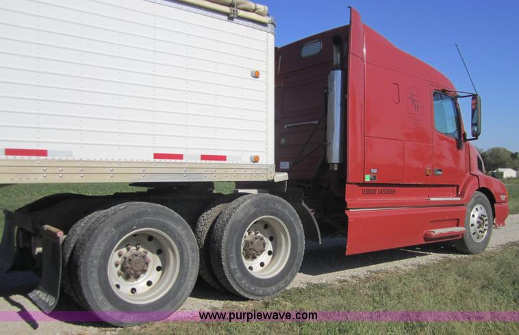 image for item C5032 1999 Volvo VNL 64T semi truck