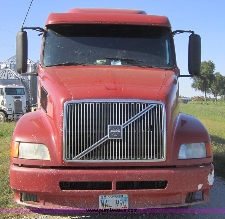 image for item C5032 1999 Volvo VNL 64T semi truck