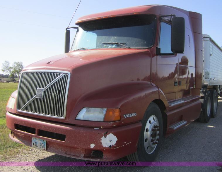 image for item C5032 1999 Volvo VNL 64T semi truck