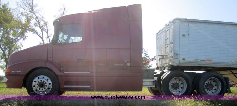 image for item C5032 1999 Volvo VNL 64T semi truck