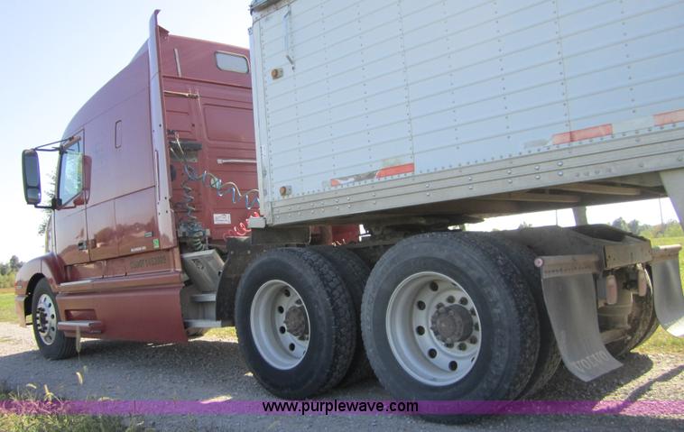 image for item C5032 1999 Volvo VNL 64T semi truck