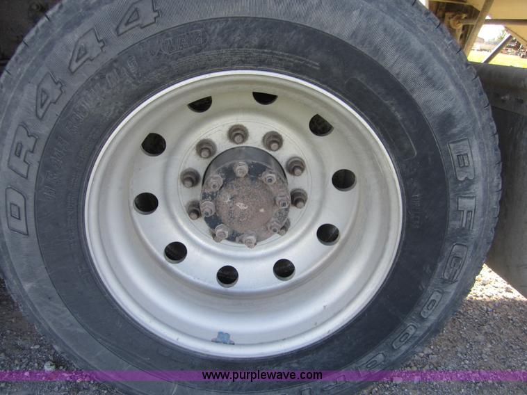 image for item C5032 1999 Volvo VNL 64T semi truck