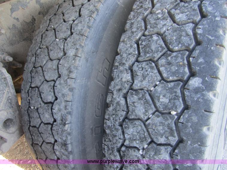 image for item C5032 1999 Volvo VNL 64T semi truck