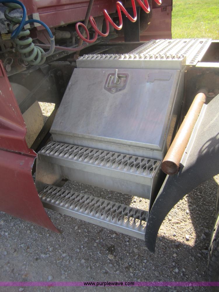 image for item C5032 1999 Volvo VNL 64T semi truck