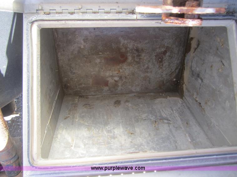 image for item C5032 1999 Volvo VNL 64T semi truck