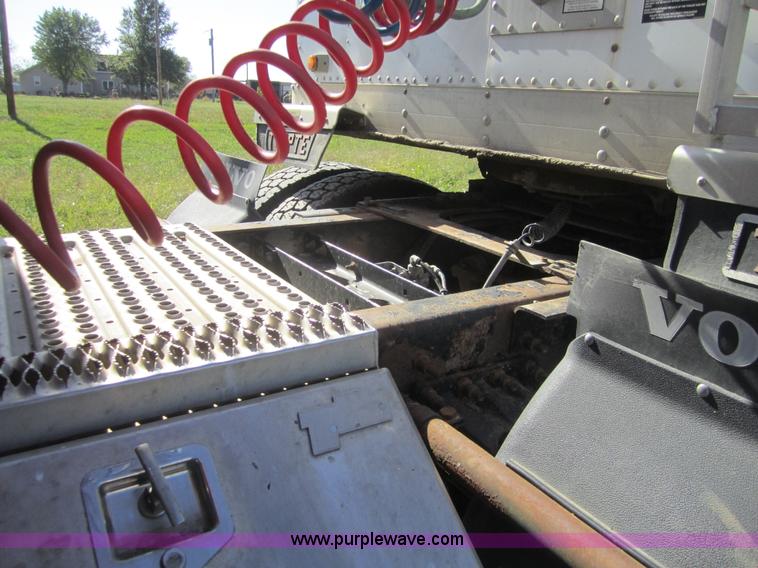 image for item C5032 1999 Volvo VNL 64T semi truck