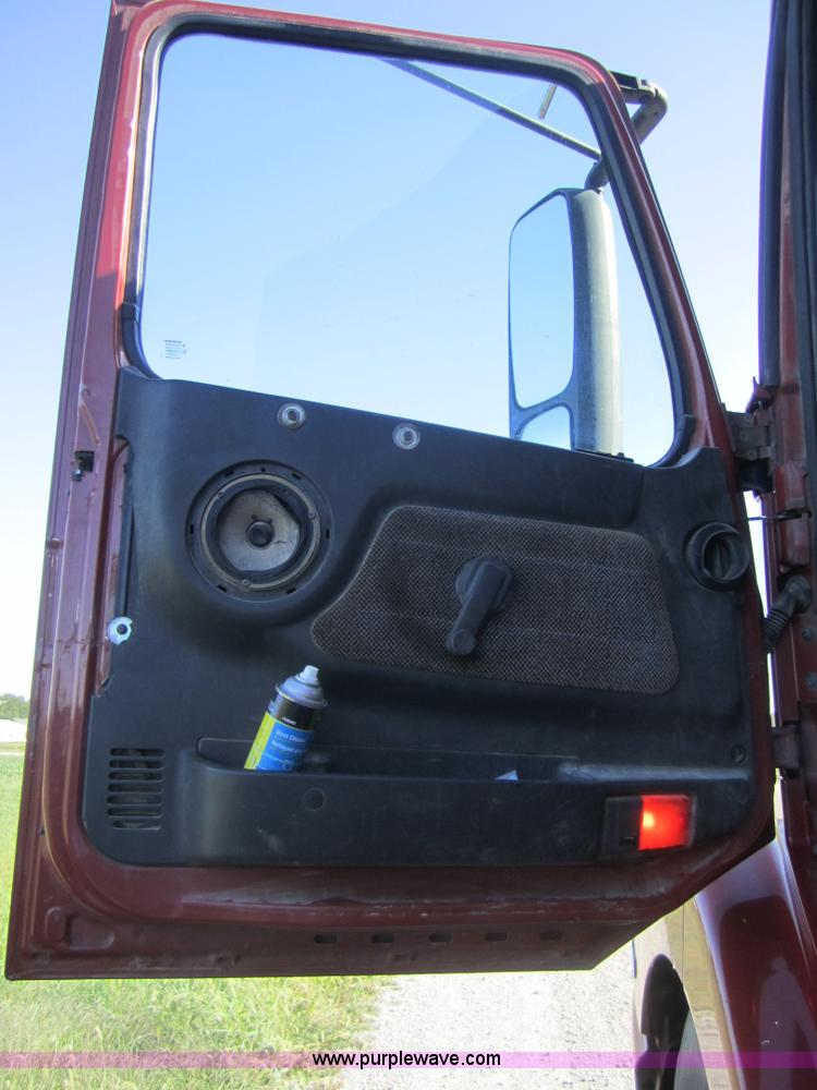 image for item C5032 1999 Volvo VNL 64T semi truck